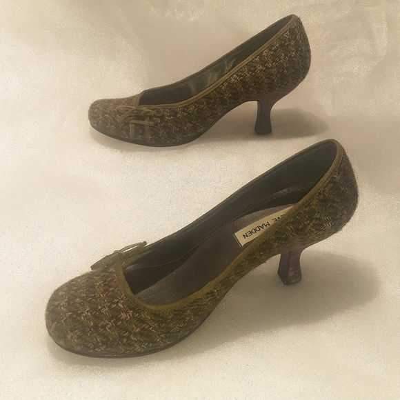 Greenish Tweed Pump by Steve Madden Size 7 - Picture 13 of 13